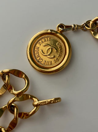 Draped chainlink belt with medallion