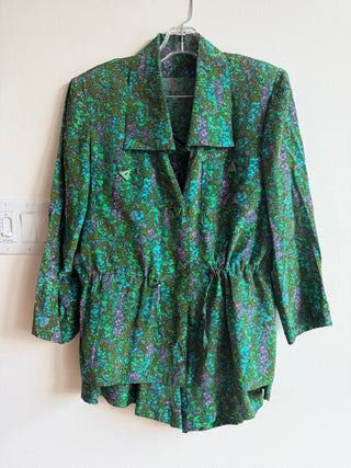 Vibrant kelly olive floral cinched button-down